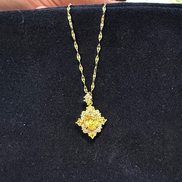 Elegant Gold Pendant Necklace - Picture 1 of 2